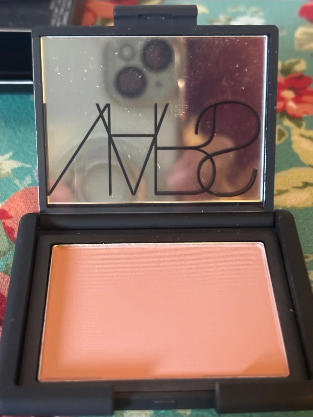 NARS Powder Blush in Shade Behave, NIB - Picture 4 of 7